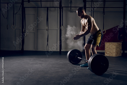 Athlete motivates screaming before barbells exercise Fototapete