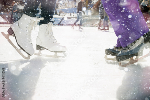 Fotografía Closeup skating shoes ice skating outdoor at ice rink