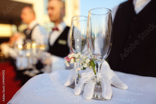 Fotografía Bridal couple toasting glasses of champagne