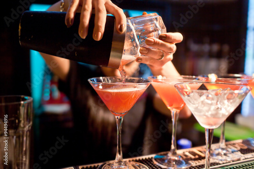 Fotografía The girl bartender prepares a cocktail in the nightclub