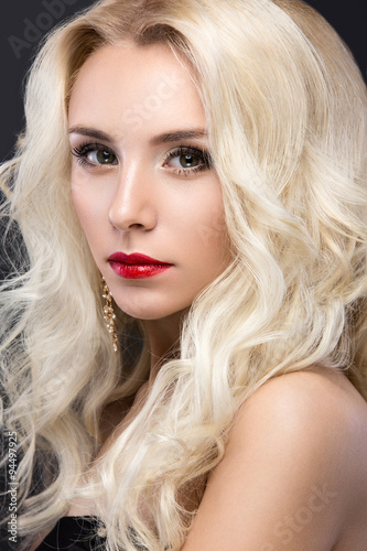 Poster Beautiful blond woman with evening make-up, red lips and curls