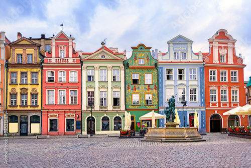 Plakat Kolorowe renesansowe fasady na centralnym rynku w Poz