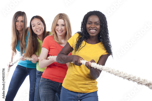 Vier Frauen Unterschiedlicher Herkunft Ziehen An Einem Strang Stock Foto Adobe Stock