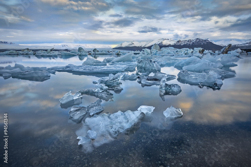 icebergs-przy-krystaliczna-czern-plaza-w-poludniowym-iceland-natura