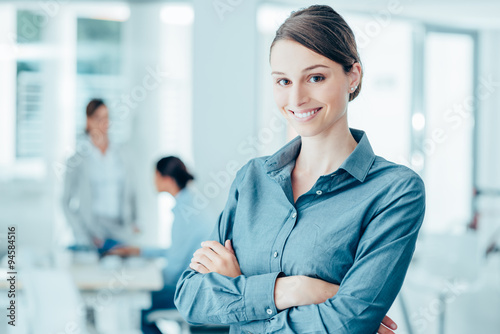 Fotografía Retrato sonriente empleado de oficina femenina