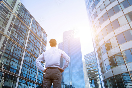 Fotografía career concept, business background, man looking at office buildings