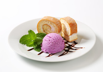 Sticker - Swiss roll with ice cream