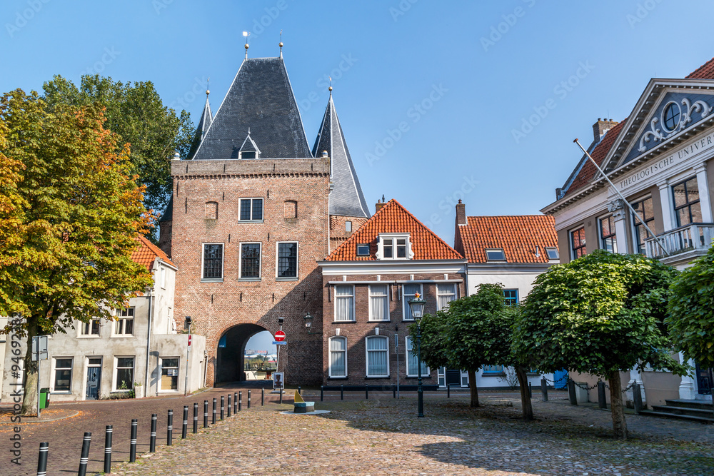 Koornmarkt square and gate in the old city centre of Kampen, Overijssel, Netherlands - obrazy, fototapety, plakaty 