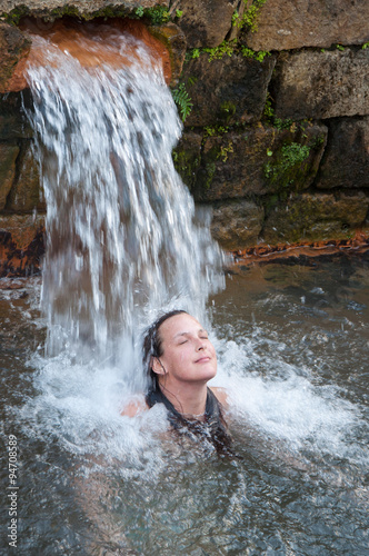 Wellness Hübsche Junge Frau Entspannt Unter Wasserfall Stock Foto Adobe Stock 