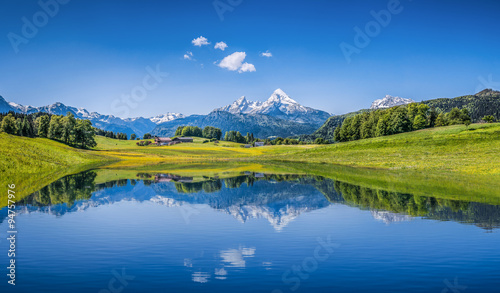 idylliczny-lato-krajobraz-z-halnym-jeziorem