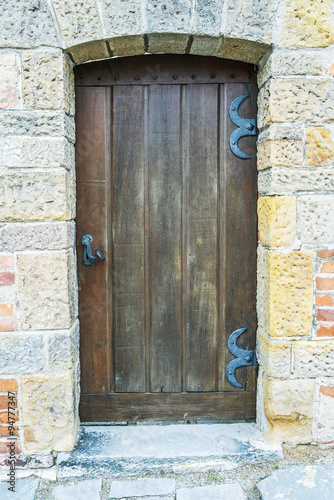 Naklejka na drzwi door in an ancient fortress