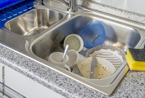 Fotografía A small pile of dirty dishes in a kitchen sink