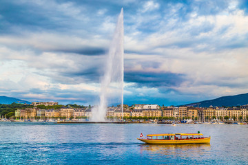 Fototapete - City of Geneva with famous Jet d'Eau fountain, Switzerland