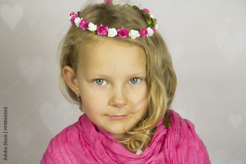 Piękna dziewczynka z różyczkami we włosach - obrazy, fototapety, plakaty 