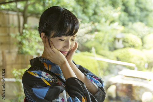 若い女性 浴衣 和服 黒髪 うつむく はにかむ 恥ずかしい Stock 写真 Adobe Stock