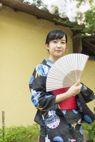 若い女性 浴衣 和服 黒髪 扇子 カメラ目線 Stock Photo Adobe Stock