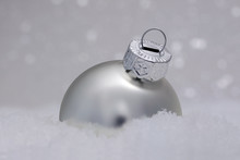 Een Zilver Kerstbal In De Sneeuw