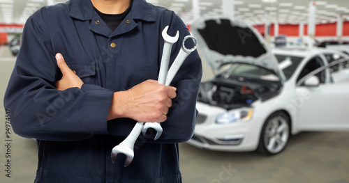 Fotomural Hand of car mechanic in auto repair service.