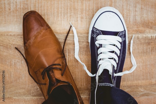 Vue de deux chaussures différentes Poster Mural XXL