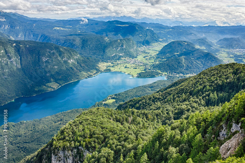 piekne-jezioro-bohinj-otoczone-gorami