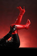 Beine in schwarzem und rotem Leder