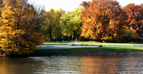 Canvas Print - jardin public en bordure du lac de zurich en automne