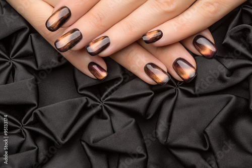 Fotografía Las uñas de la mujer hermosa con manicura agradable con estilo.