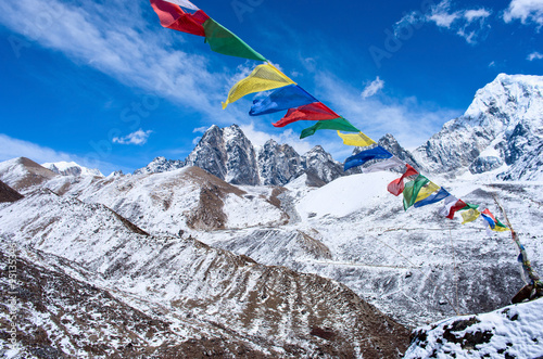 buddyjskie-modlitewne-flaga-w-himalaje-gorach-nepal
