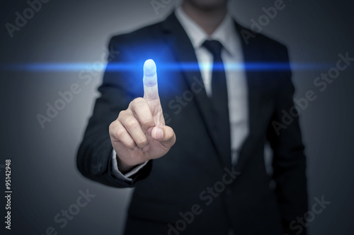 Foto Close up of Geschäftsmann berühren digitalen Bildschirm mit dem Finger