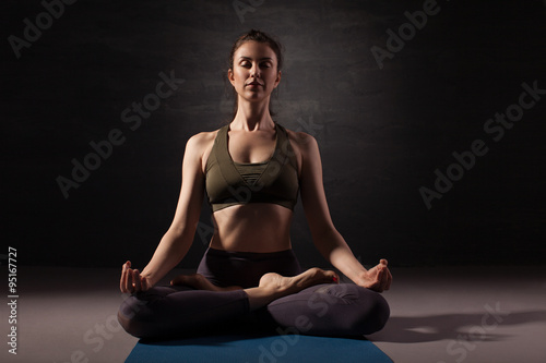 Fotografia Mature woman practicing yoga on the floor