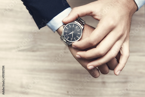 Fotografie, Obraz mano di uomo con al polso orologio, con camicia e giacca elegante per lavoro