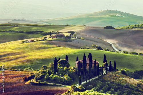 Tuscany landscape at sunrise. Tuscan farm house, vineyard, hills. Billede på lærred