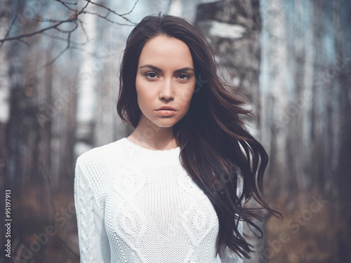 Fotografía Señora hermosa en un bosque de abedules