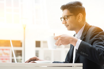 Canvas Print - Business man using internet at cafe