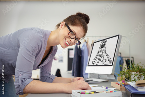 Fotografie, Obraz modedesignerin arbeitet an einem neuen entwurf
