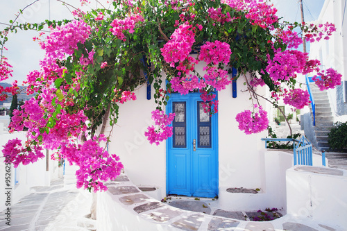  Plakaty uliczka Grecka   tradycyjny-grecki-dom-z-kwiatami-na-wyspie-paros-grecja