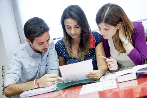 Fotografía Gruppo di Giovani studenti mentre studia
