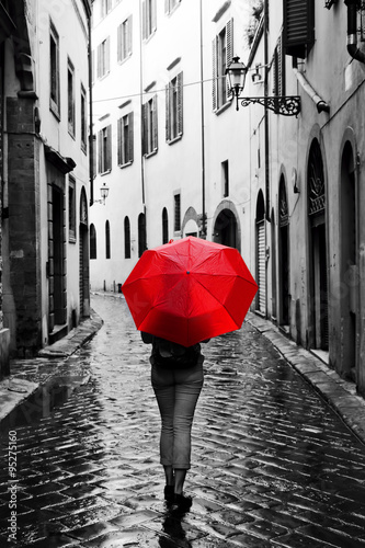 Dekoracja na wymiar  kobieta-z-czerwonym-parasolem-na-ulicy-retro-na-starym-miescie-wiatr-i-deszcz