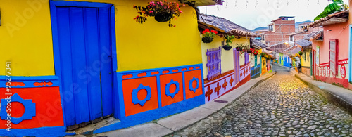 Fotografía Beautiful and colorful streets in Guatape, known as town of Zocalos