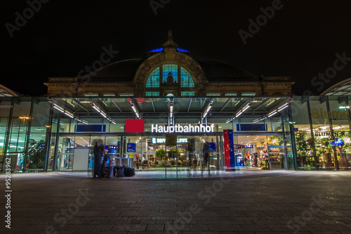 Fotografía Nachtaufnahme des Bahnhofes in Halle Saale
