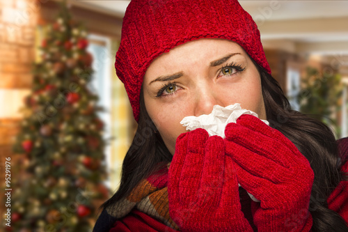 Fotografia Sick Woman Blowing Her Nose With Tissue In Christmas Setting