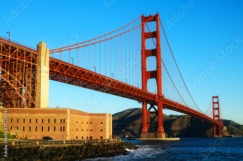 Photo The Golden Gate Bridge taken in San Francisco California on a beautiful clear morning