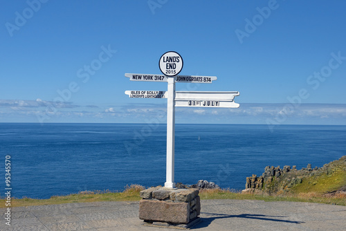 Fotografía distance signpost at Land's End, Penwith Peninsula, Cornwall, England