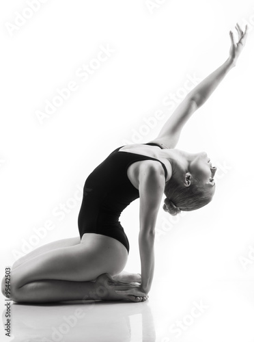 Fotomural Modern ballet dancer posing on white background