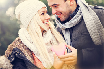 Canvas Print - Young happy couple holding heart