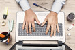 © GianlucaCiroTancredi - mani di uomo al alvoro sulla tastiera di un notebook informatico