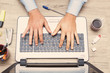 © GianlucaCiroTancredi - mani di uomo al alvoro sulla tastiera di un notebook informatico
