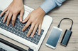 © GianlucaCiroTancredi - mani di uomo al alvoro sulla tastiera di un notebook informatico