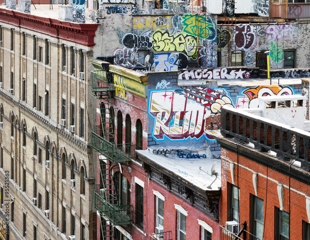 Buildings along a New York City block in Manhattan - obrazy, fototapety, plakaty 