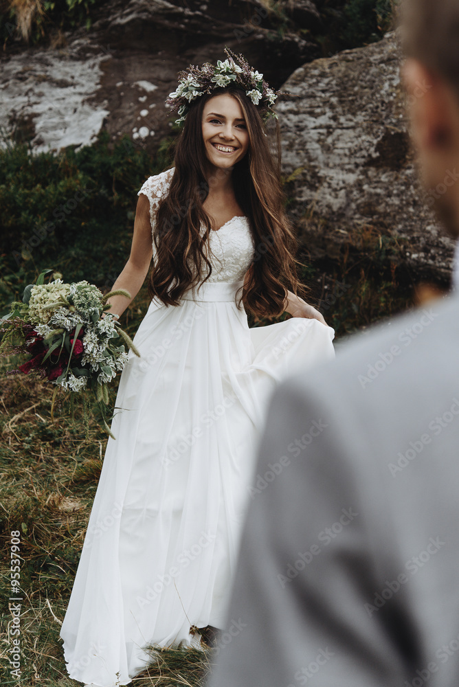 Obraz na płótnie beautiful fabulous happy  bride with bouquet and wreath and styl w salonie